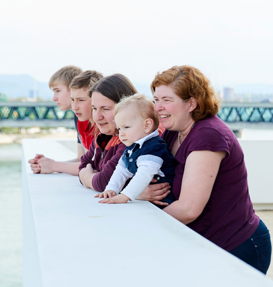 Famille souriant au bord de la mer