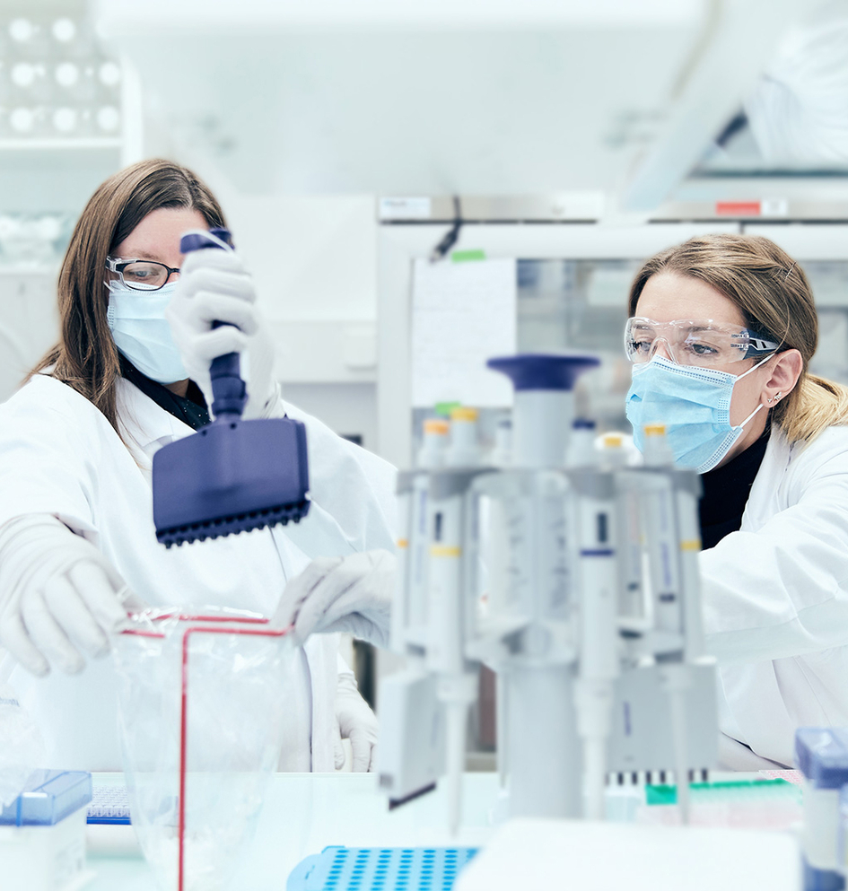 Científica en el laboratorio