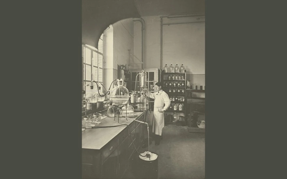 Fotografia da pesquisa farmacêutica na Ciba em Basel, Suíça, em 1914