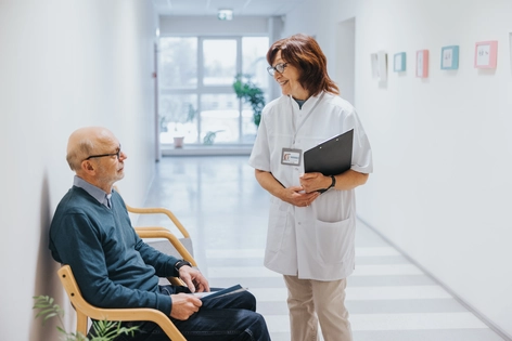 Médica hablando con un adulto mayor