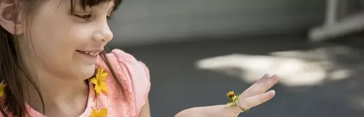 Fille avec une fleur
