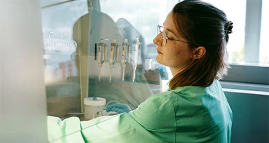 Laboratoriumstechniker an einer Sicherheitswerkbank.
